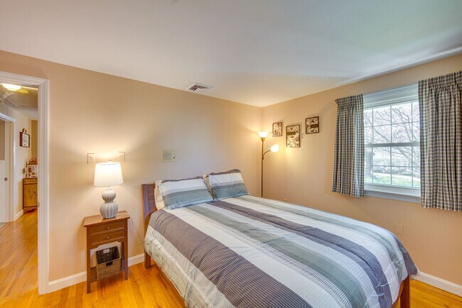 Building Photo - 25 Meadow View Dr