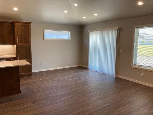 Building Photo - 4 Bed 3 Bath Twin Home