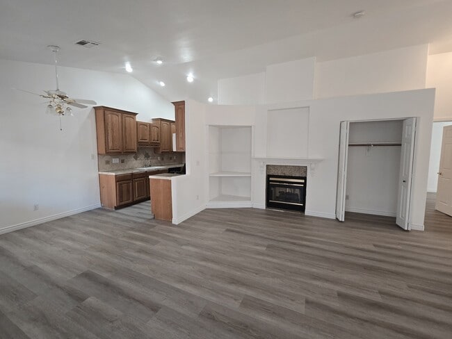 Building Photo - 1612 N Torrey Pines Dr