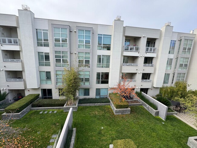 Building Photo - Beautiful third level 2 bedroom condo in the Mercer