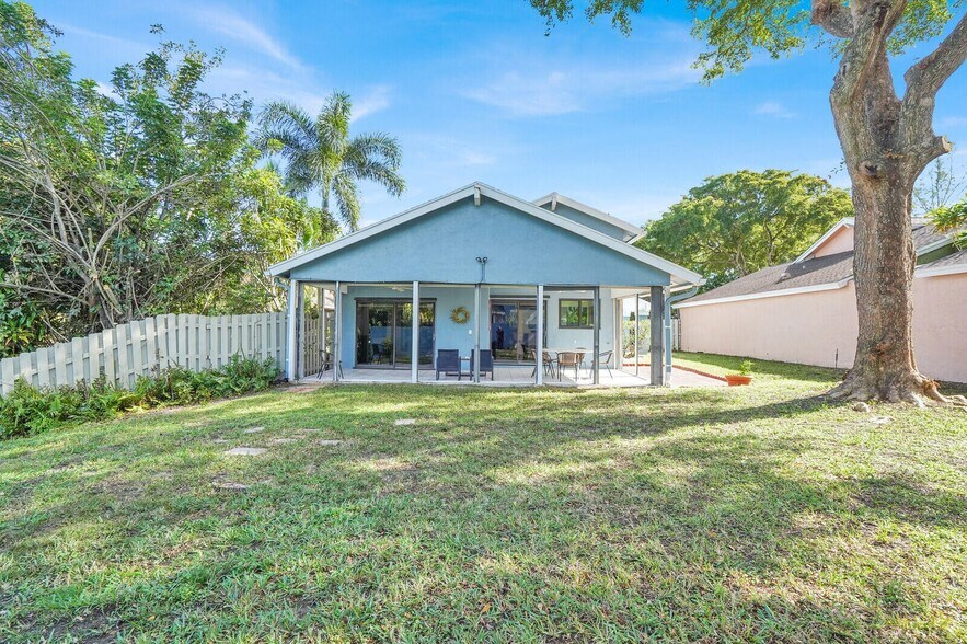 Building Photo - 940 Rainberry Lake Dr