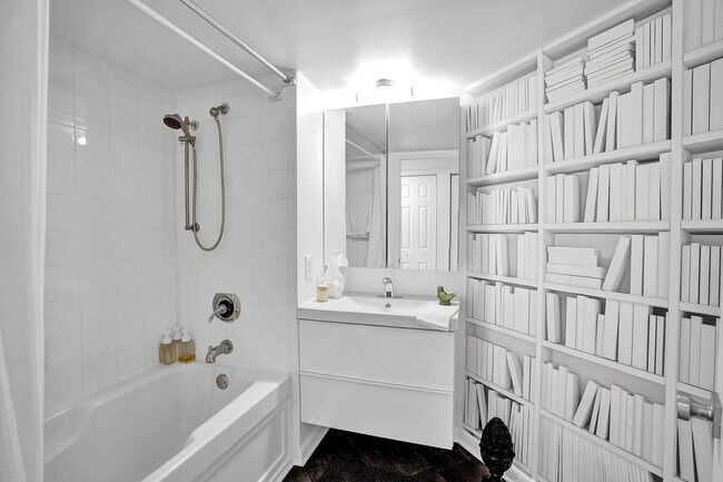 Building Photo - 520 SE 5 Ave