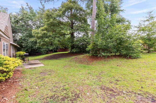 Building Photo - 1100 Kenwood Dr