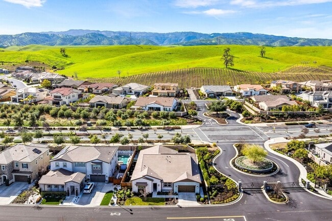 Building Photo - GORGEOUS 3300 Sqft Single Story 4 Bed 3.5 Bath House in Brentwood