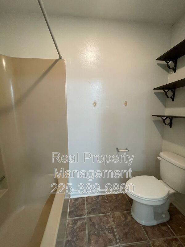 Building Photo - 9147 Fox Run Ave