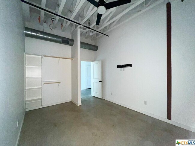 Building Photo - 301 N LBJ Dr