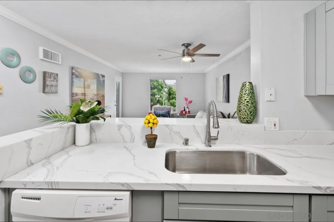 Building Photo - 8889 Caminito Plaza Centro