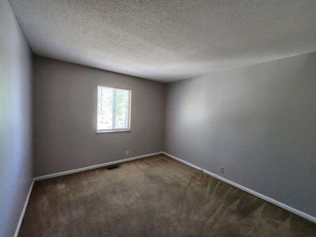 Building Photo - Large Townhome Apartment with 1 1/2 Baths and 2 Car Garage