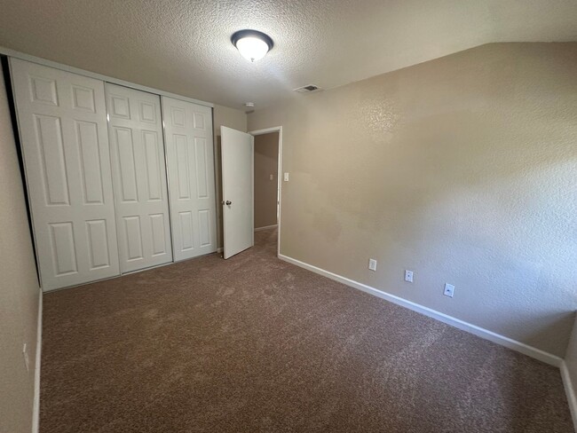 Building Photo - Updated 3 Bedroom 2 Bathroom Townhome with...
