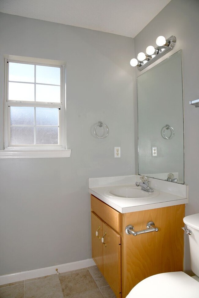 Building Photo - Charming 3 bedroom 2 bath home