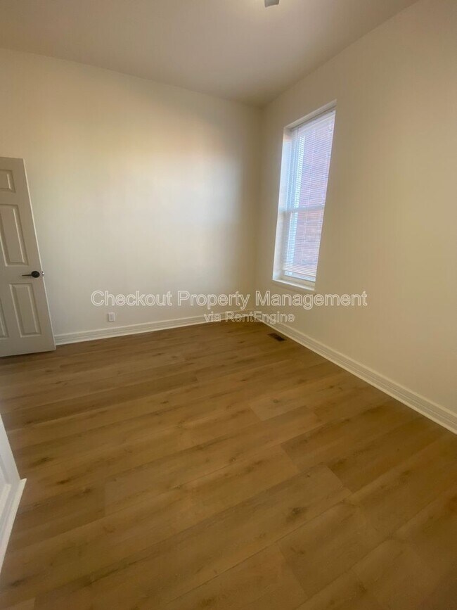 Building Photo - 3030 Chippewa St