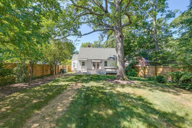 Building Photo - 5000 Bromley Ln