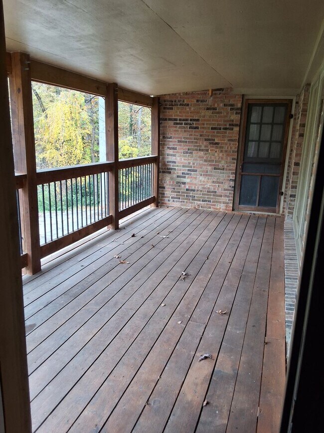 Building Photo - Oak Ridge 37830 - 4 bedroom 2.5 bath - call Sharon Arnwine 865-313-7215