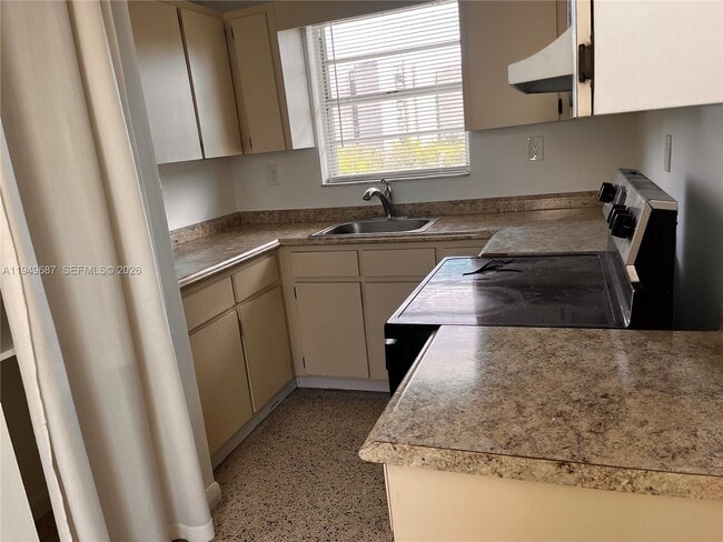 Building Photo - 928 SW 30th Ave