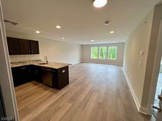 Building Photo - 692 US-206