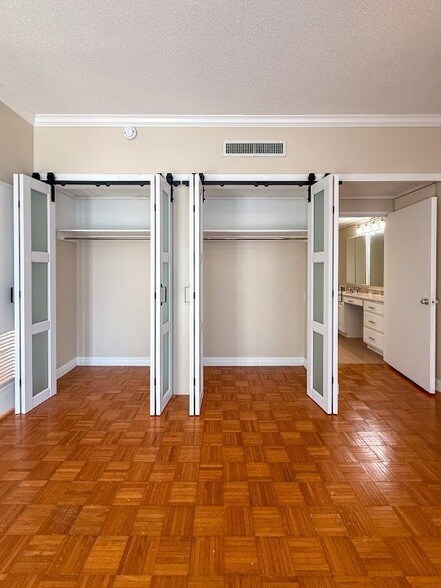 Building Photo - 4600 Ocean Dr