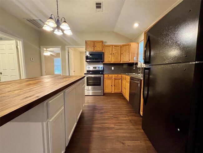 Building Photo - 10642 Royal Pines Dr