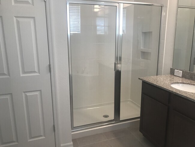 Building Photo - 4 Bedroom at Heart of Windermere!!! Tile through out living area!