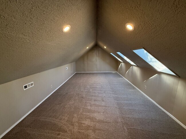 Building Photo - Huge 4 Bedroom in West Tulsa