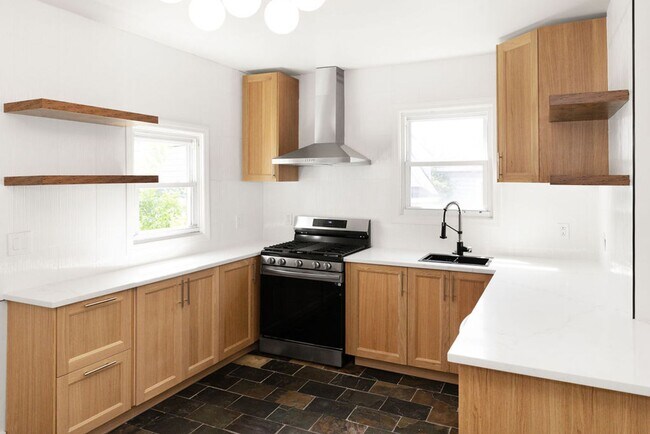 Building Photo - Renovated Home!