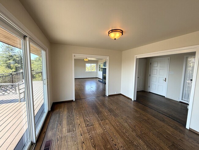 Building Photo - 4BD/3.5BA HOME - GREENBRAE HILLS - STUNNIN...