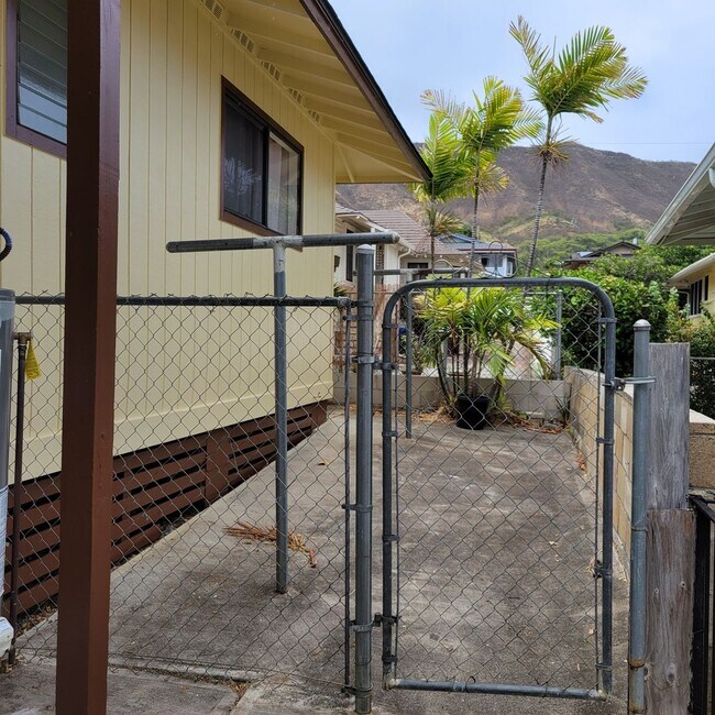 Building Photo - Kapahulu 3 bed, 2 bath single family home