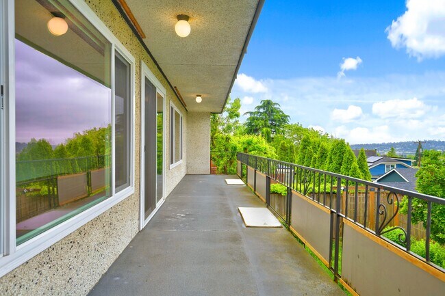 Building Photo - Newly Renovated 2BR/2BA Home with Private Balcony in Seattle