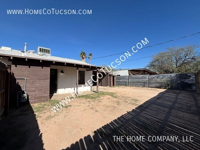 Building Photo - 833 W Jacinto St