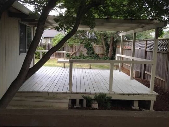 Building Photo - Close to Everything 4 bedroom, 2 Bath Hous...
