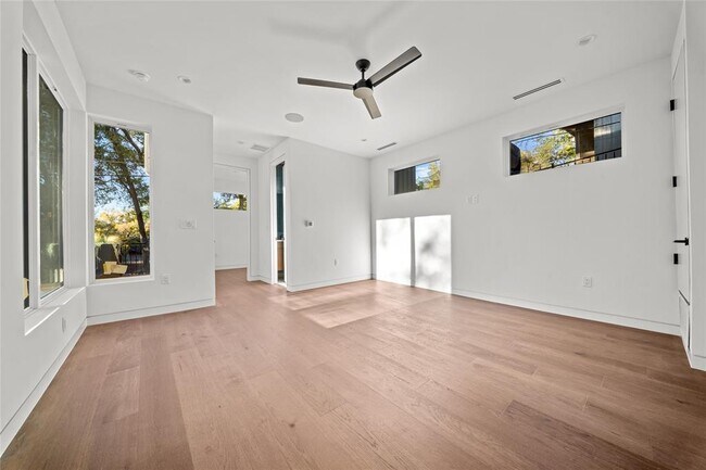 Building Photo - 2904 Westhill Dr