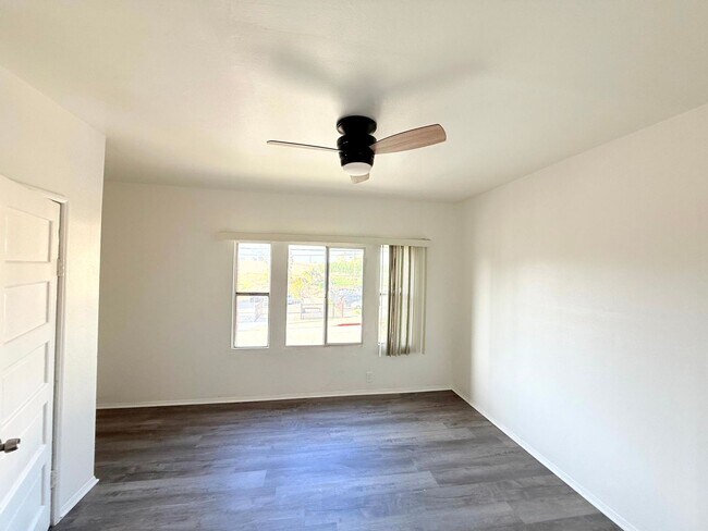 Building Photo - 1908-1910.5-19105 Daly St