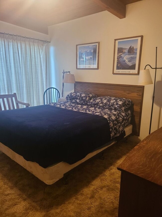 Building Photo - Charming Waterfront Cabin on San Juan Drive 5 month lease through winter.