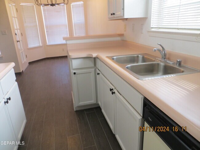 Building Photo - 7115 Oval Rock Dr