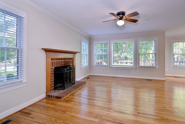 Building Photo - Beautiful Poquoson Home.