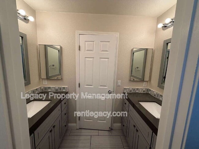 Building Photo - 4010 Hiller Ln