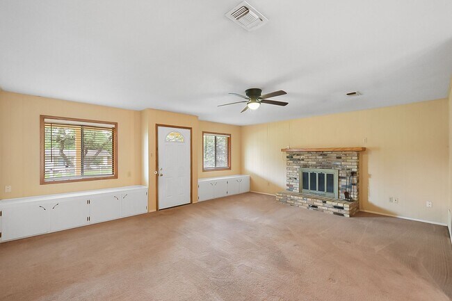 Building Photo - Charming 2-Bed Retreat Near Landa Park & t...