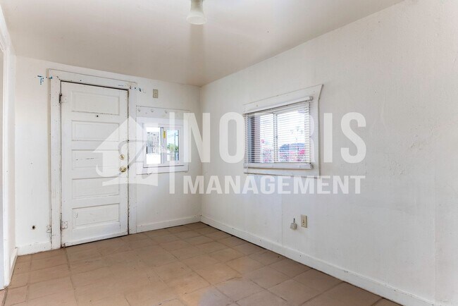 Building Photo - Cute and Cozy Home