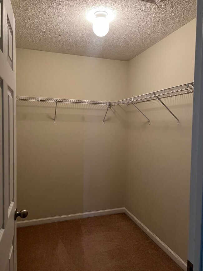 Building Photo - 107 Winthrope Ln