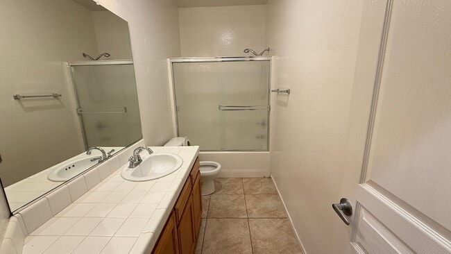 Building Photo - 3 Bedroom, 2 Bathroom Home in Desirable Tulare Neighborhood