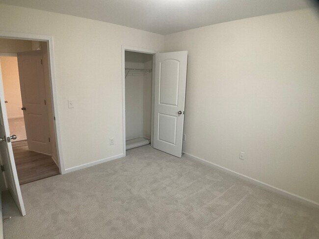 Building Photo - Almost Brand New 3 bed, 2 Bath with 1 Car ...
