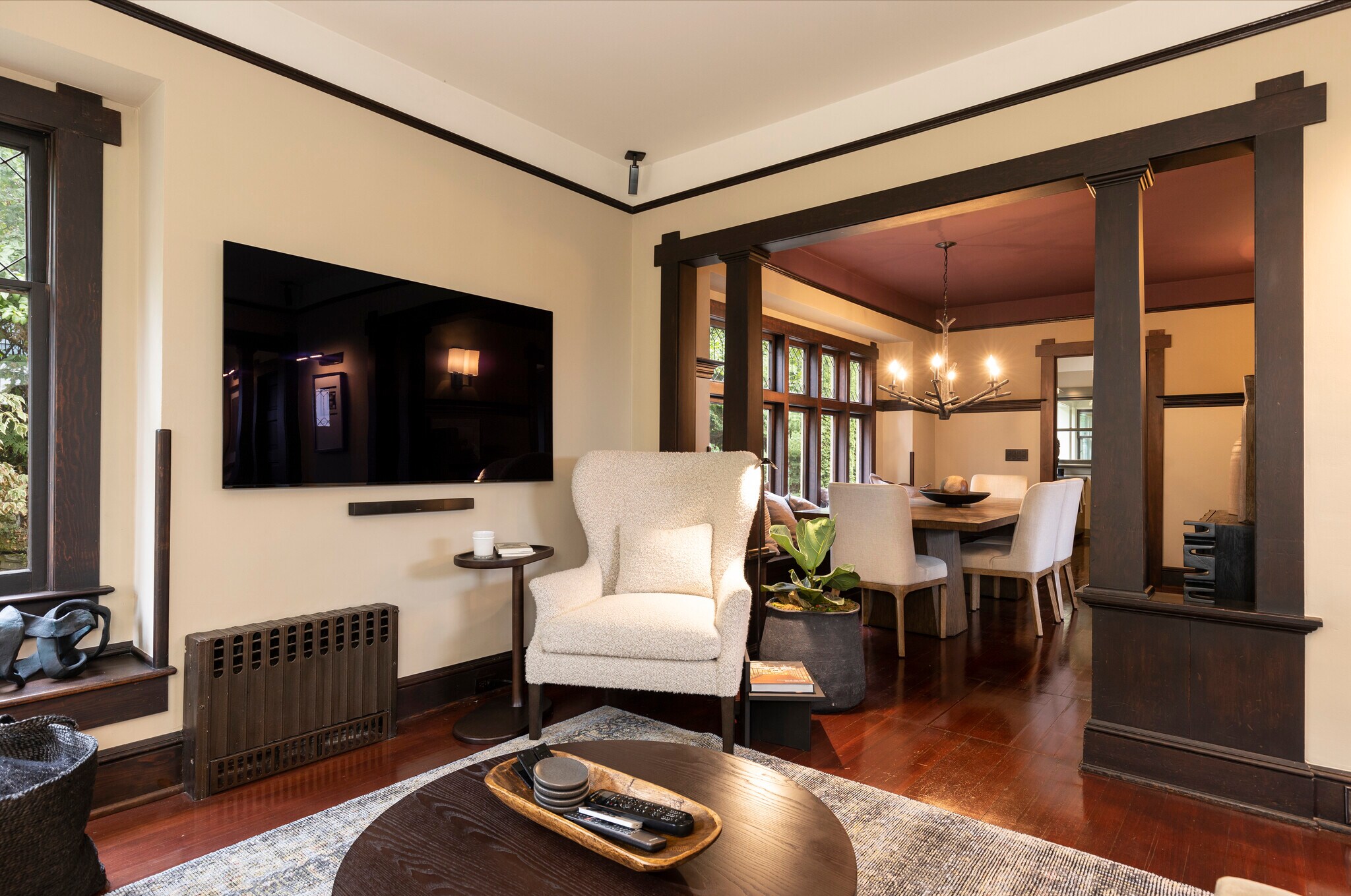 Living room (facing dining room) - 911 W Howe St