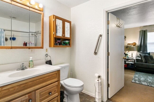 Building Photo - 6 Bed 3 Bath Accessible Rambler