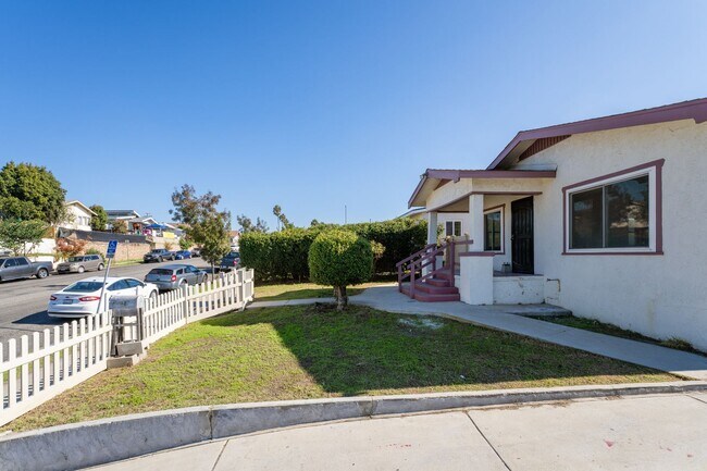 Building Photo - Freshly Remodeled 3 Bed / 2 Bath Home with Large Private Yard