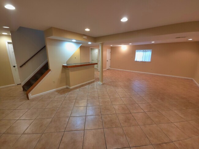 Building Photo - 1505 Avennel Way