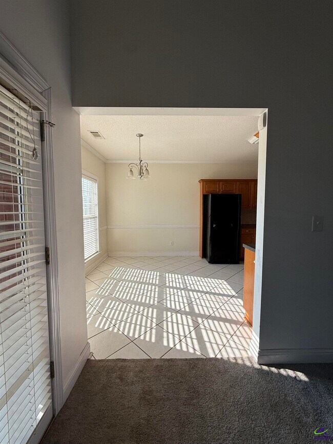 Building Photo - 136 Roseine Dr