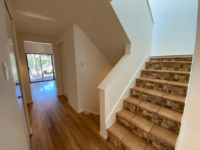 Building Photo - Alamo Heights Gem ~  2 / 2.5 Multi-Level C...