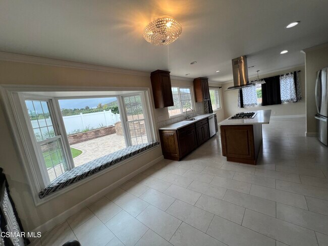 Building Photo - 334 W Avenida De Las Flores