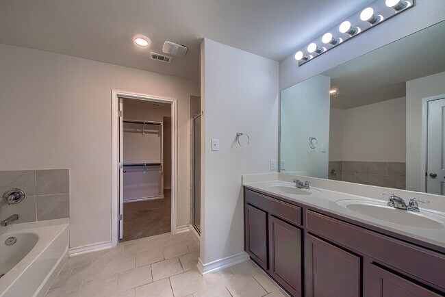 Building Photo - Stunning 4 bedroom offering 50% off the fi...