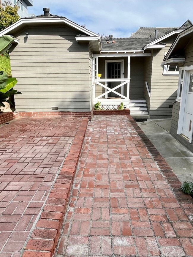 Building Photo - Quintessential Ventura 1 bed rear unit with LARGE, PRIVATE, BEAUTIFUL OUTDOOR LIVING AREA