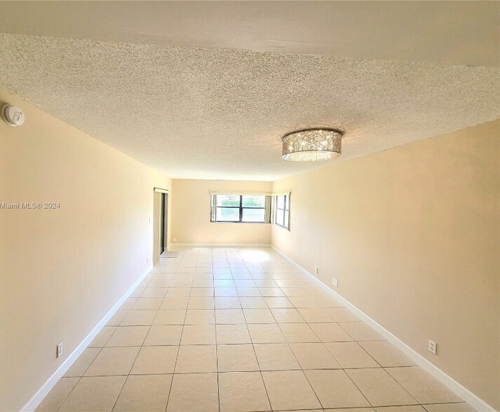 Building Photo - 210 Lakeview Dr
